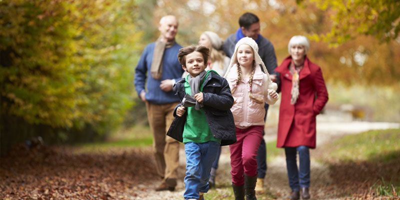 Familie macht einen Herbstspaziergang